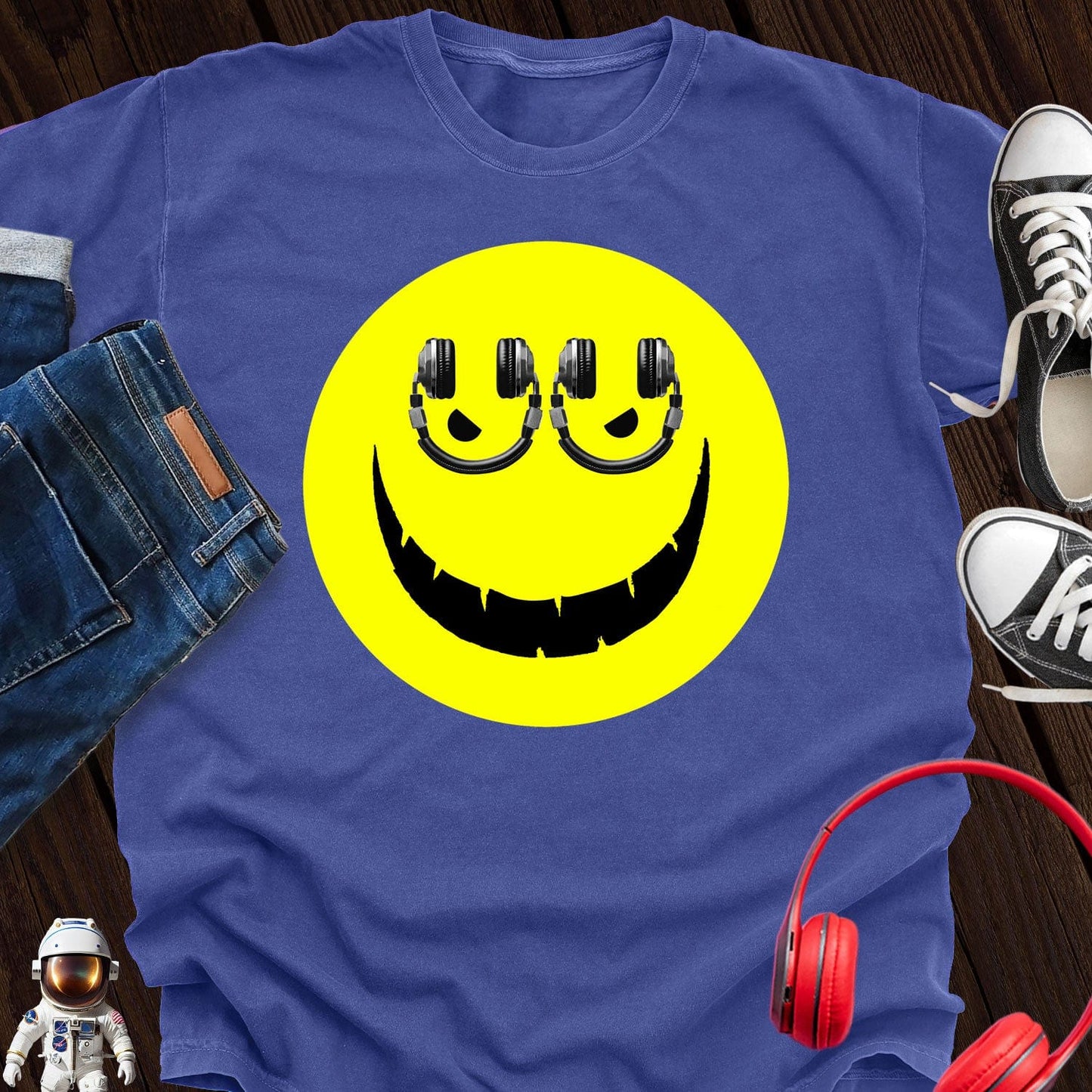 Watching Headphone Smiley T-Shirt