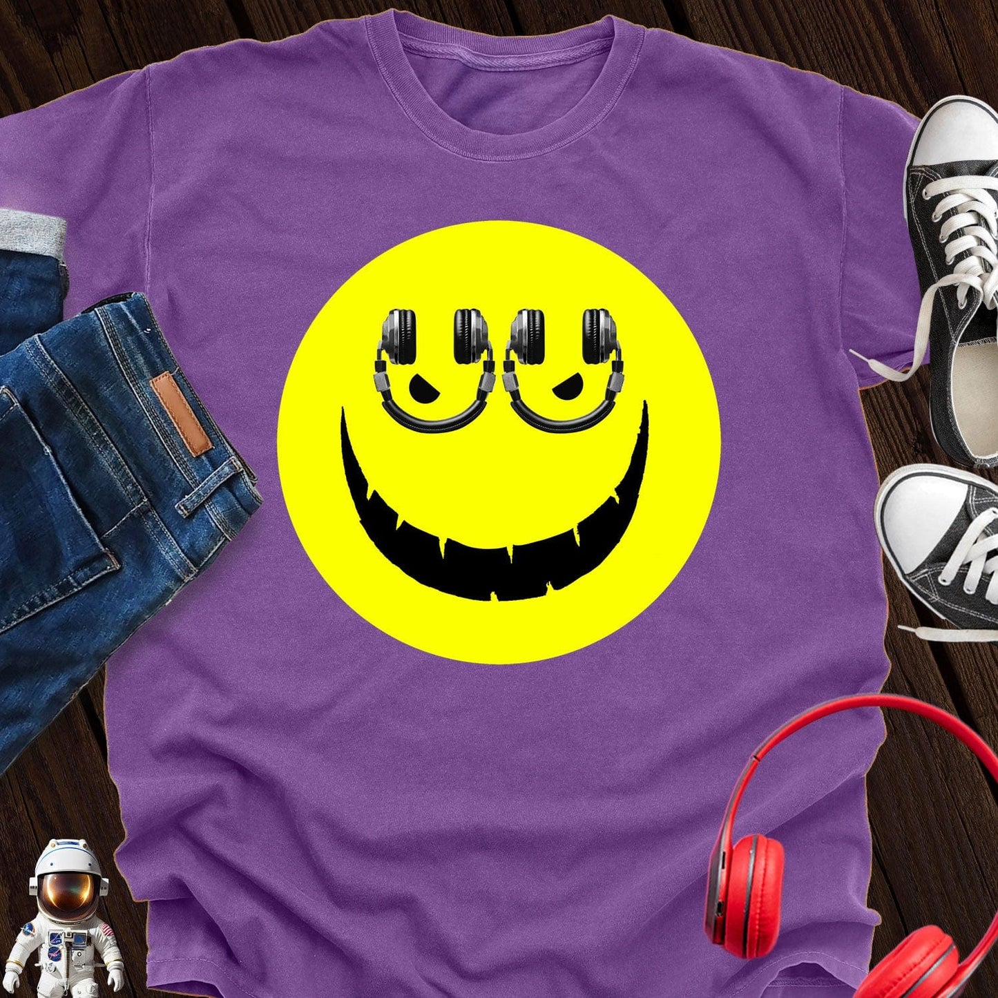 Watching Headphone Smiley T-Shirt