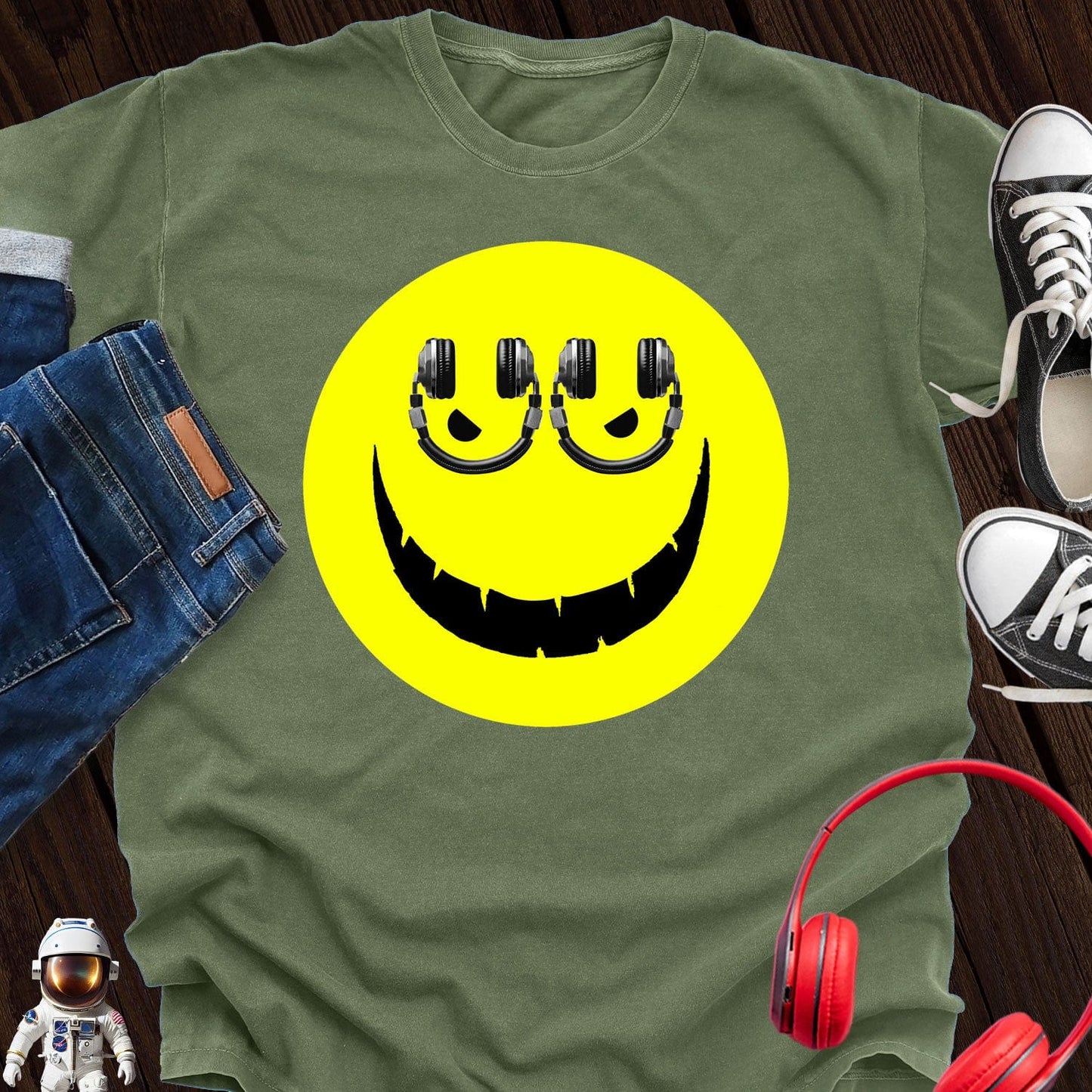 Watching Headphone Smiley T-Shirt