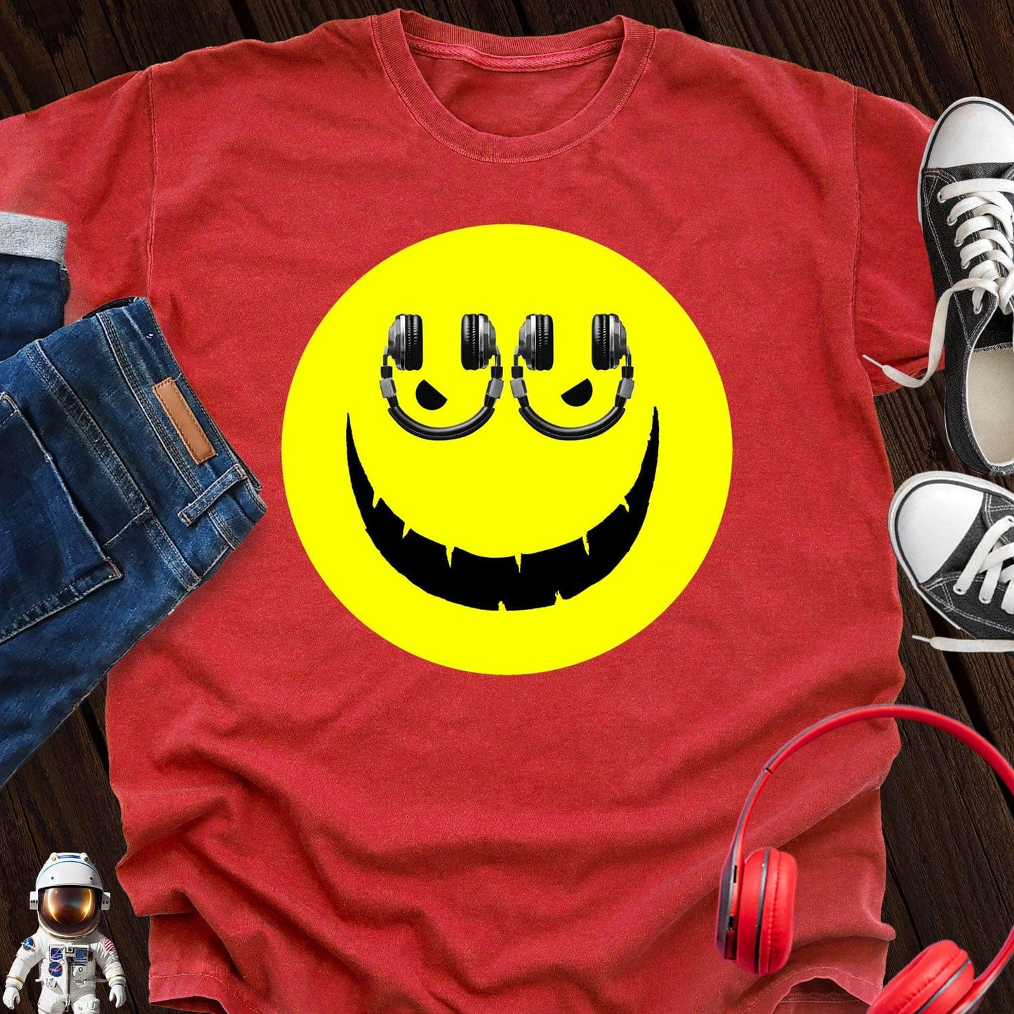 Watching Headphone Smiley T-Shirt