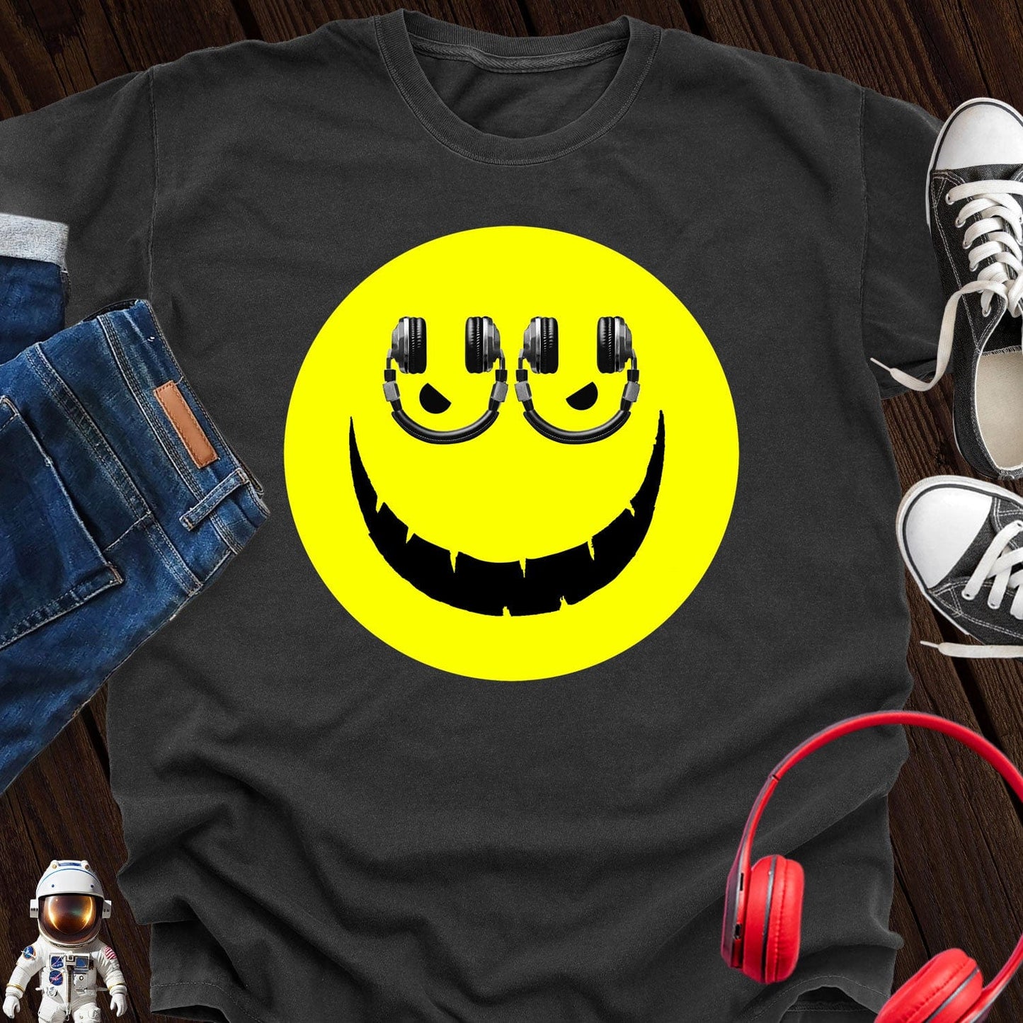 Watching Headphone Smiley T-Shirt