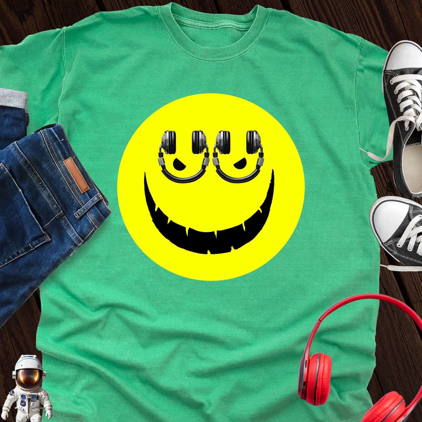 Watching Headphone Smiley T-Shirt