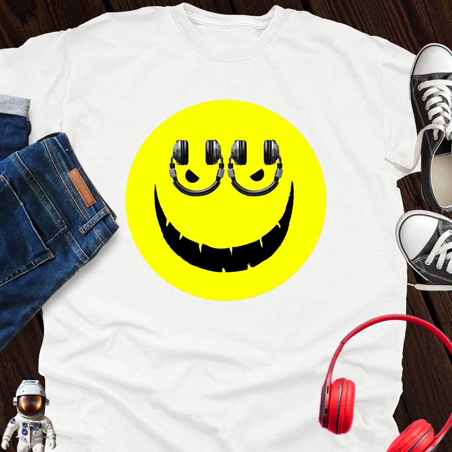 Watching Headphone Smiley T-Shirt